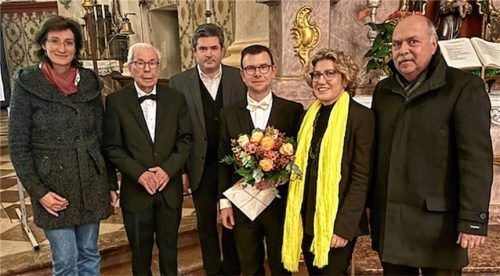 Blumen und Geschenke gab es für Konrad Liebscher (Dritter von rechts) von (von links) Renate Gartmeier, Klaus Parzinger, Pfarrer Philipp Kielbassa, Cornelia Höhensteiger und Norbert Kotter. Foto kotter