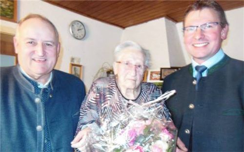 Bürgermeister Alfred Lantenhammer (links) und sein Stellvertreter Reinhard Winterer gratulieren Jubilarin Liese Dirnberger zum 95. Geburtstag. Foto angermeier