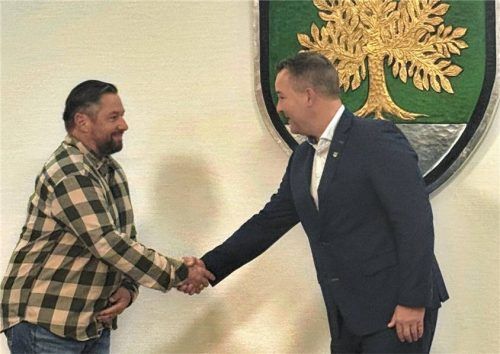 Bürgermeister Christian Weyrich (rechts) nahm dem neuen Gemeinderatsmitglied Johannes Volk den Amtseid ab. Foto Kreibich