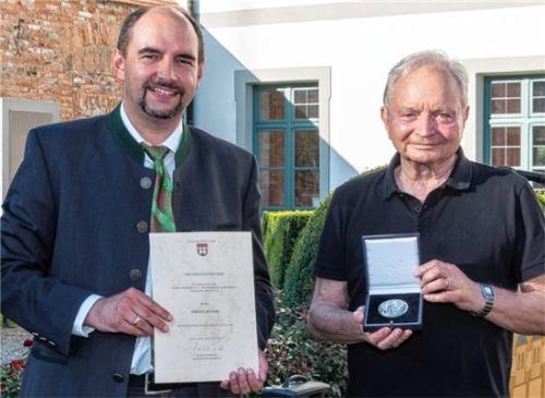 Bürgermeister Daniel Wendrock verlieh Dr. Jürgen Hüther 2021 die Bürgermedaille. Foto privat
