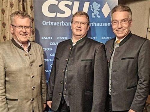 Bürgermeister Georg Weigl mit Bürgermeisterkandidat Christian Mayer und Landrat Otto Lederer (von links). Foto re