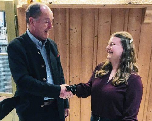 Bürgermeister Johann Ziegleder ehrte Franziska Steinberger, die bei der Firma ODU in Mühldorf den Beruf Industriekauffrau lernte. Sie bestand die Abschlussprüfung an der Berufsschule Mühldorf mit einem Gesamtdurchschnitt von 1,3. Foto jaensch