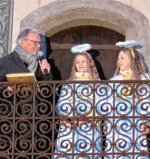 Bürgermeister Michael Kölbl mit den Weihnachtsengerln Sophie Hofstetter und Theresa Krug.Fotos Rieger