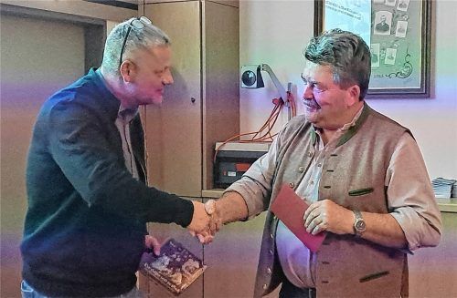 Bürgermeister Reithmeier (rechts) beglückwünscht den Geschäftsführer der VG Obing, Thomas König (links), zu seiner Vermählung und überreicht ihm im Namen der Gemeinde Pittenhart ein kleines Geschenk.Foto Künzner-Hingerl