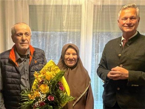 Bürgermeister Richard Richter (rechts) gratulierte Gülseren und Kadir Öztürk zur goldenen Hochzeit. Foto mischi