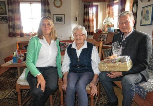 Bürgermeister Richard Richter und Tochter Margit gratulierten Marga Weber zu ihrem 95. Geburtstag. Foto baumann