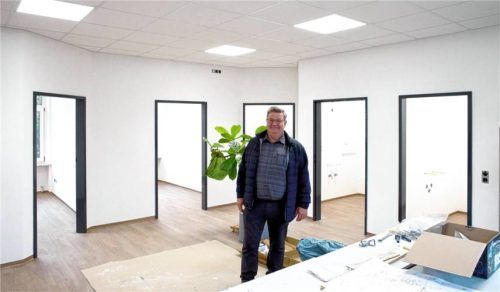 Bürgermeister Rudi Schreyer ist mit den Arbeiten in der künftigen Praxis zufrieden. Foto Günster