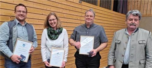 Bürgermeister Sepp Reithmeier (rechts) überreichte Dankurkunden an Markus Guggenhuber (links, SpVgg), Andrea Aringer (Gartenbauverein) und Georg Aringer (Feuerwehr). Foto Künzner-Hingerl