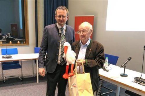 Bürgermeister Stephan Schlier (links) mit Erwin Kühnel und einem kleinen Plüsch-Storch.Foto baumann
