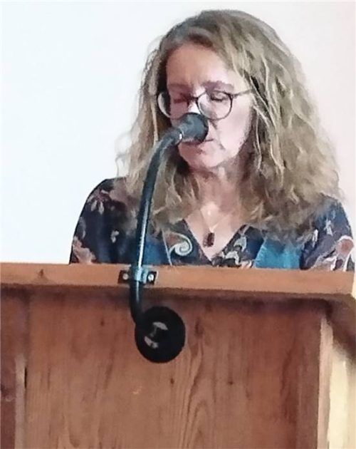 Bürgermeisterin Anna Meier bei ihrem Rechenschaftsbericht bei der Bürgerversammlung. Foto  Mittermeier