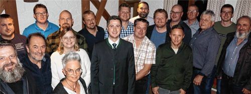 Bürgermeisterkandidat Andreas Huber (Mitte) umringt von 18 Gemeinderatskandidaten der freien Wählergemeinschaft Niedertaufkirchen/Roßbach: (von links) Josef Petermeier, Michael Gruber, Josef Reichl, Peter Obergrußberger, Brigitte Sedlaczek, Sabrina Holz, Ole Bonk, Engelbert Noppenberger, Andreas Huber, Andreas Spörkl, Johann Häglsperger, Stefan Seidl, Georg Maier, Markus Schlagbauer, Bernhard Schierer, Johann Winkler, Johann Schmid, Gerhard Wimmer und Helmut Schmid. Foto becker