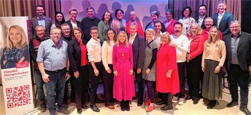 Bürgermeisterkandidatin Claudia Hungerhuber (vorne Mitte) geht mit einem optimistischen Team in die Wahl um die Plätze im Mühldorfer Stadtrat. Foto Kreibich
