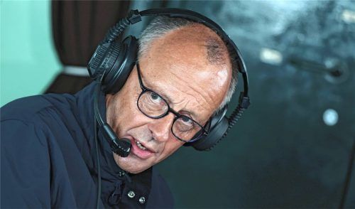 Bundeskanzler Friedrich Merz (CDU) setzt bei seinem Antrittsbesuch bei der Marine an Bord der Fregatte „Bayern“ einen Funkspruch ab. Foto dpa