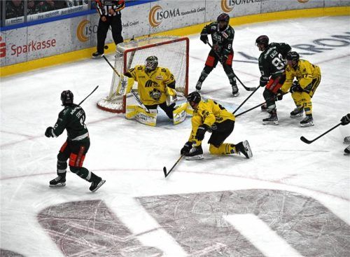 Chance nicht genutzt: C.J. Stretch (links) versuchte es gegen Bick per Rückhand.Foto  Ruprecht