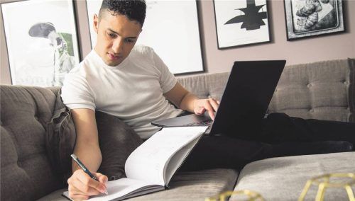 Charakteristisch für Quereinsteiger ist, dass sie oft durch Weiterbildungen, Umschulungen oder Learning-on-the-Job die neuen Kenntnisse erwerben. Foto CHRISTIN KLOSE/DPA-TMN