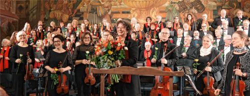 Chorleiterin Angelica Heder-Loosli (vorne Mitte), Sänger und Musiker nehmen den Applaus des Publikums entgegen. Foto Swoboda