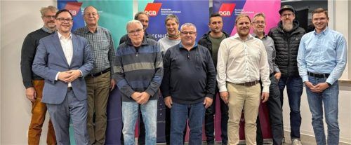 Christian De Lapuente, Geschäftsführer der DGB-Region Oberbayern, gratulierte dem neuen Kreis- und Stadtverband Rosenheim um den Vorsitzenden Manuel Halbmeier (Vierter von rechts) zur Wahl.Foto DGB