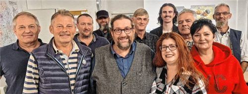 Christian Demmel (Mitte) und einige der Kolbermoorer AfD-Stadtratskandidaten. Foto re