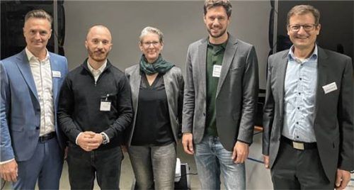 Christian Rauch, Geschäftsführer Endutec GmbH, Paul Marschner, Förderberatung Chiemgau GmbH, Prof. Dr. Wibke Michalk, Campus Chiemgau, Gunnar Hagemann, Bayern Innovativ, und Michael Hascher, Technischer Leiter Endutec GmbH (von links).Foto re