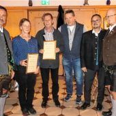 <p>Christian Seifert (links) sowie (von rechts) Wolfgang Dostthaler und Christian Matschina sind stolz auf ihre langjährigen „tragenden Säulen im Verein“, Georg Berger, Ralf Prochazka sowie Maria Engelsberger. Fotos Strim</p>