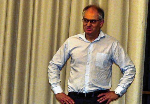 Christoph Stadler von der Teilnehmergemeinschaft zur Vogtareuther Dorferneuerung stellte sich den Fragen der Gemeinderäte und berichtete über das Projekt.Foto Stache