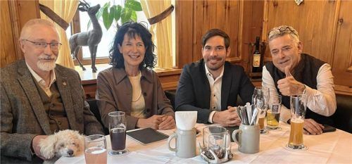 Christopher Ehrenböck (Zweiter von rechts) mit den Stadträten Franz Reindl, Christine Degenhart und Markus Dick (von links) bei der Vorstellung mit Weißwurstfrühstück. Foto fw