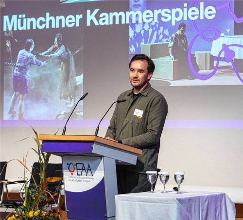 Daniel Veldhoen, Künstlerischer Direktor der Münchner Kammerspiele, zeigte beim vierten EAA-Bayern-Fachforum in Rosenheim auf, wie positiv sich die Arbeit mit gehandicapten Schauspielern auf die Arbeit vor, auf und hinter der Bühne ausgewirkt hat. Foto Effner
