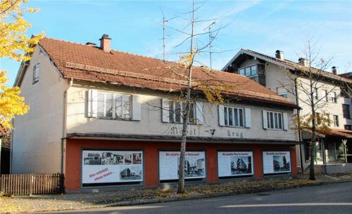 Das alte Möbel-Krug-Gebäude an der Rosenheimer Straße könnte bald einem Neubau weichen. Foto Riediger