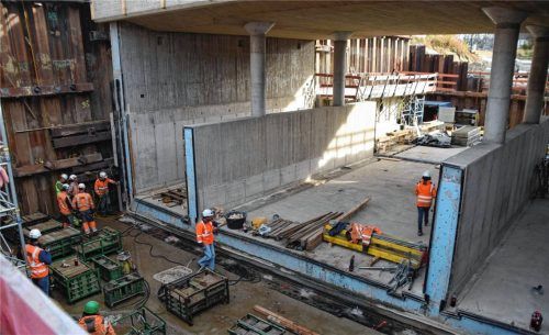 Das Bild zeigt die zukünftige Durchfahrt und je zwei Betonstützen auf der linken und der rechten Seite, die die Fahrbahn und die Rad-und Fußwege abgrenzen sollen. Foto Franz Ruprecht