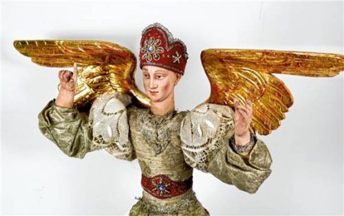 Das Bild zeigt einen Verkündigungsengel, eine Krippenfigur aus dem 19. Jahrhundert, die wie viele weitere Figuren ab dem 22. November im Museum Wasserburg zu sehen sein wird. Foto Museum Wasserburg