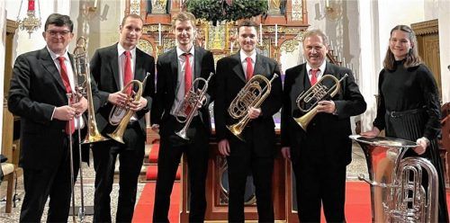 Das Bläserensemble stimmt auf den Advent ein: (von links) Alois Grob, Manuel Forster, Thomas Samberger, Lukas Obermaier, Sepp Eibelsgruber und Elisabeth Hofstetter. Foto eibelsgruber