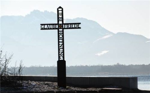 Das „Chiemgauer Heimatkreuz“ in Chieming ist bewusst an der Kampenwand ausgerichtet, deren Gipfelkreuz mit zwölf Metern Höhe das größte in den bayerischen Alpen ist. Foto Zandl
