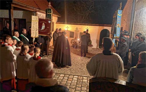 Das Ehrenmal wurde von vier Feuerwehrleuten mit Fackeln beleuchtet. Foto re