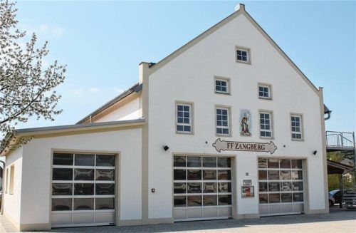 Das Feuerwehrhaus muss erweitert werden. Der Gemeinderat stellte die entsprechenden Weichen dafür. Foto huber