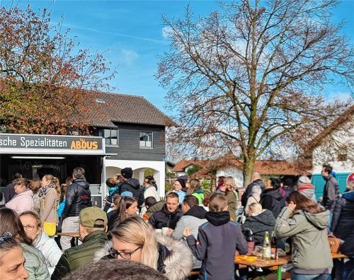 Das Food-Truck-Treffen in Ampfing in Ergänzung zum Markt hat sich etabliert und ist zu einem beliebten Treffpunkt geworden. Foto Witte Marketing