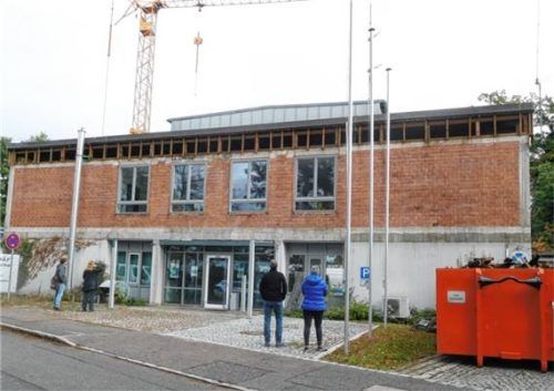 Das Gebäude nach der Entfernung der alten, energetisch problematischen Holzfassade. Foto Staatliches Bauamt Rosenheim