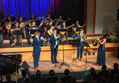 Das Gitarren-Ensemble und das Bläserquartett „Easy Brass“ eröffneten das Festkonzert der Musikschule Grassau zum 50. Geburtstag.Foto Mix
