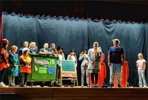 Das junge Ensemble auf der Bühne der Gemeindehalle. Foto Theatergemeinschaft Amerang