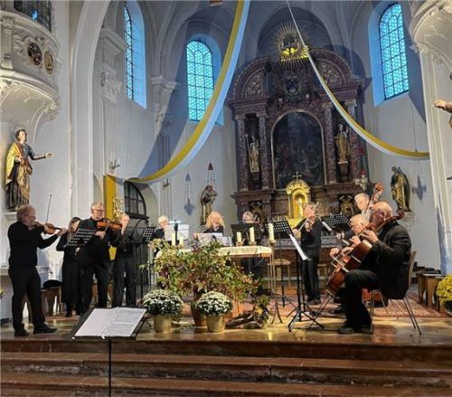 Das Kammerorchester Sinfonia Aschau unter der Leitung von Rupert Schaeffer (1. Violine, links).Foto kirchner