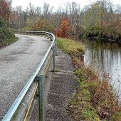 Mühlbachkanal unterspült Straße