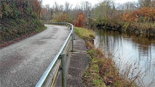 Das Landgericht Traunstein befasst sich mit einem langjährigen Streit zwischen der Stadt Traunstein und einem Betreiber der Obermühle in Aiging-Kaltenbach. Im Mittelpunkt steht die Frage, ob eine Gemeindeverbindungsstraße durch Wasser aus einem Kanal unterspült wurde. Foto Eichstätter