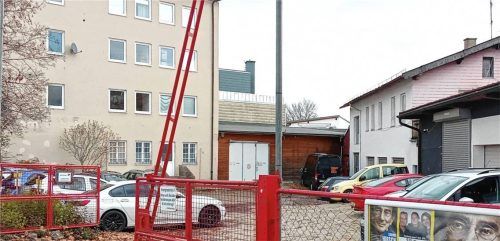 Das linke Gebäude im Hintergrund wird abgerissen und der bisherige Parkplatz für das neue Hotel genutzt. Foto Eichstätter