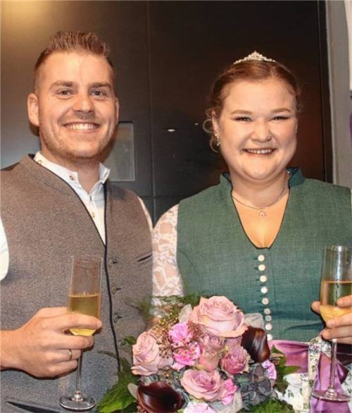 Das neue Prinzenpaar gibt sich die Ehre: Andi II. Hell aus Rosenheim und Johanna I. Hofmann aus Innerlohen bei Chieming. Foto zandl