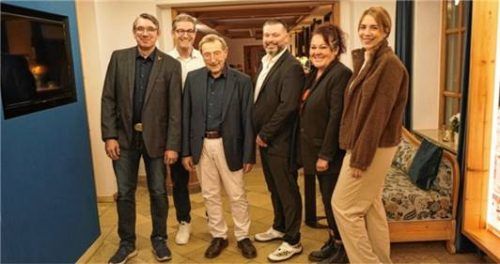 Das neue Vorstandsteam mit Monika Mollner-Manghofer und Melanie Maier (rechts), Peter Jäckel (Mitte), Christian Lantenhammer und Uwe Kimpflinger (links) sowie Josef Frohnwieser. Foto  re