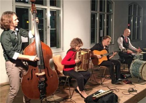 Das „Orchester“ im Neumarkt-St. Veiter Kulturbahnhof. Foto jaensch