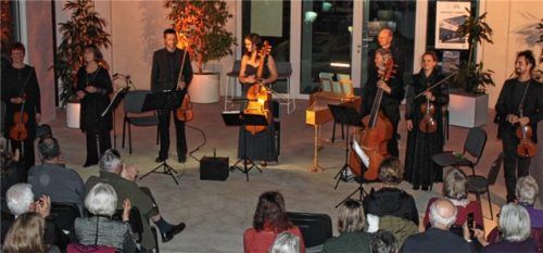 Das Publikum spendete begeisterten Applaus. In der Mitte: Gambistin Annalisa Pappano mit ihrer historischen Viola da Gamba, umgeben von den Musikern des Catacoustic Orchesters. Foto steffenhagen