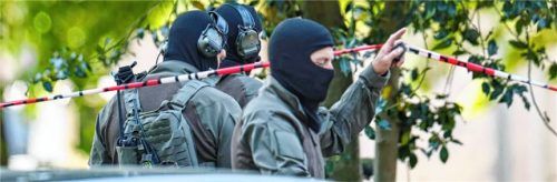 Das SEK konnte den Verdächtigen in dem Haus in Neubeuern festnehmen. Foto dpa (Symbolbild)