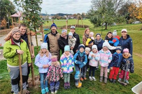Das Spielplatzteam und die Kinder halfen tatkräftig mit, als der Gartenbauverein drei Bäume beim neuen Spielplatz einpflanzte, die bald Schatten spenden sollen. Foto Angermeier