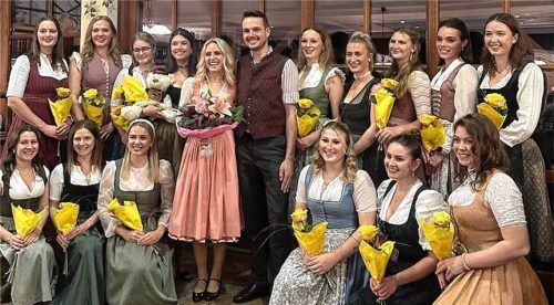 Das strahlende Prinzenpaar Stephanie Sattlberger und Leonhard Mentzel präsentierte sich inmitten der Gardemädchen. Foto Kirchner