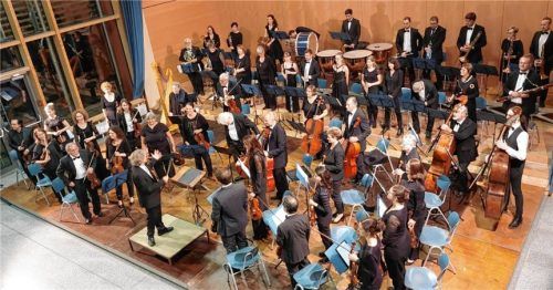 Das Symphonieorchester Mühldorf ist am Samstag in der Mittelschule zu hörenFoto Riexinger